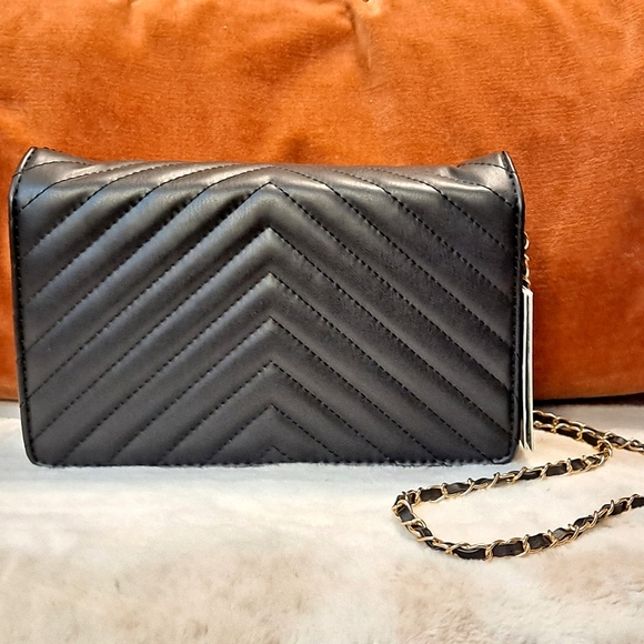 Badgley Mischka~ Black Quilted Crossbody Handbag - Picture 2 of 7